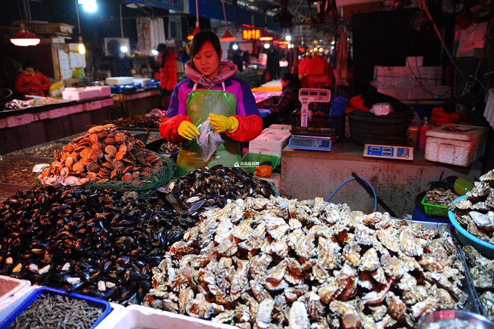 高清：腊月里农贸市场生意火爆 各种海货热卖