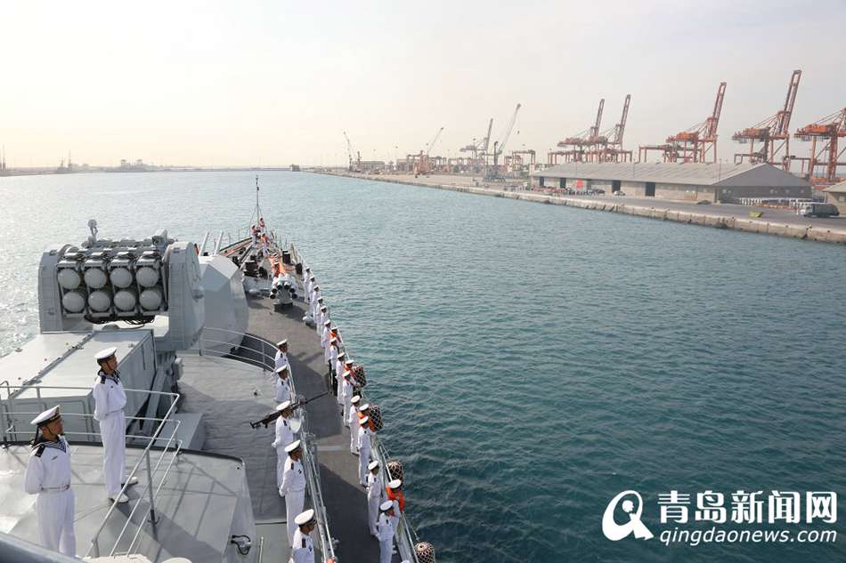 高清:海军护航编队访问沙特 当地华人登舰参观