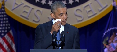 奥巴马在讲话时擦拭眼泪。
