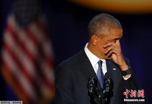图为奥巴马在现场擦拭眼泪。