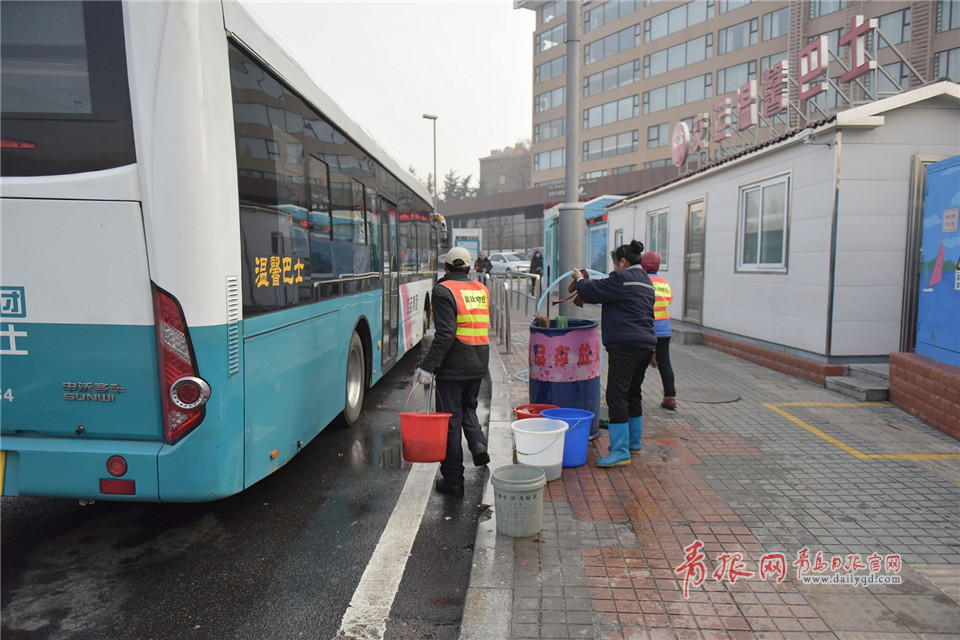 实拍青岛31路公交车保洁员的工作日常