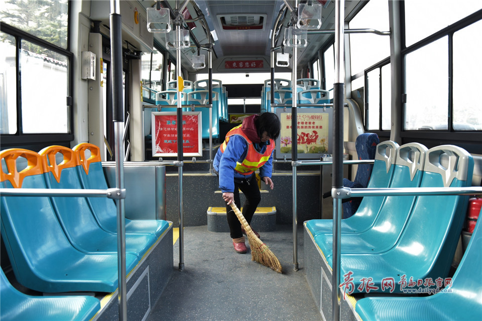 实拍青岛31路公交车保洁员的工作日常