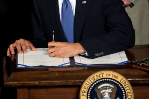 2010年3月23日，奥巴马签署医改法案。(白宫)