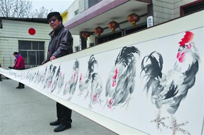 胶州书画名家绘出《百鸡图》 自己养鸡观察举动