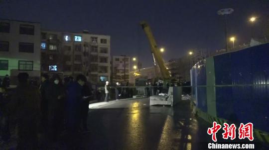 郑州一高架桥工地坍塌砸中公交车 造成1死8伤