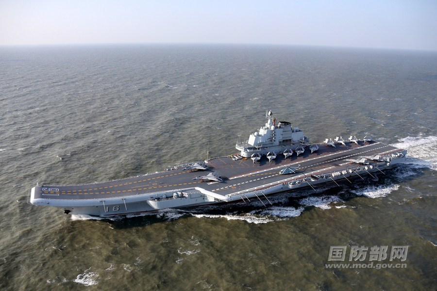 中国航母编队完成跨海区训练任务 返回青岛母港