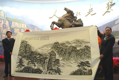 青岛艺术家用手指作画 作品被朱德纪念馆收藏