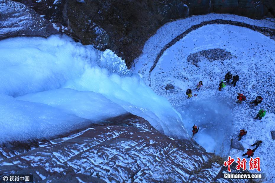 北京郊区现30米高冰瀑 悬于山间巍峨壮观(图)