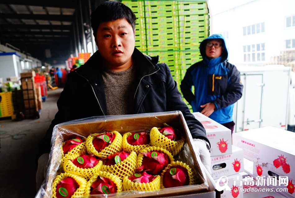高清：春节青岛进口水果热卖 日销售150万斤