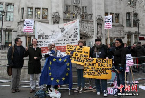 2016年12月，反对脱欧的民众在英国最高法院门外示威。 <a target=&apos;_blank&apos; href=&apos; align=