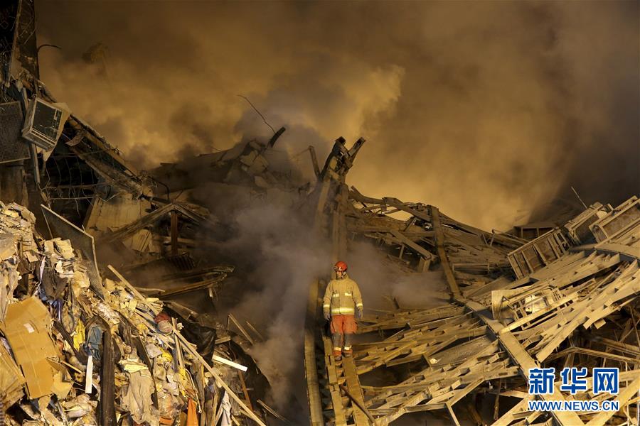 伊朗一高层商厦起火倒塌致至少20名消防员丧生