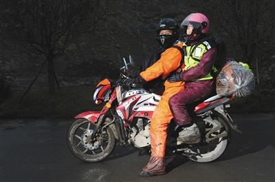 1月18日晚，回到贵州省六枝特区的老家后，牟安虎和妻子李芳一身泥泞。