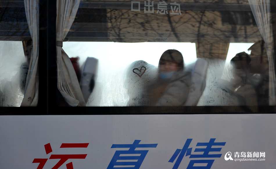 高清:青岛开春运直通车 5万企业员工包车返乡