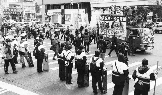 22日面对军公教抗议，台湾警方严阵以待。