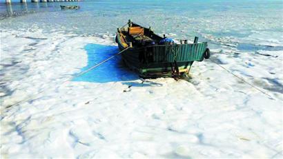 胶州湾沿岸海水开始出现结冰 民警破冰护渔船