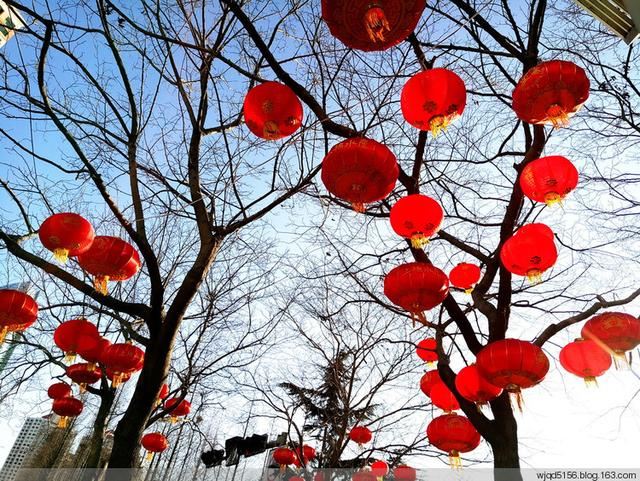青岛街头挂红灯笼迎新年 