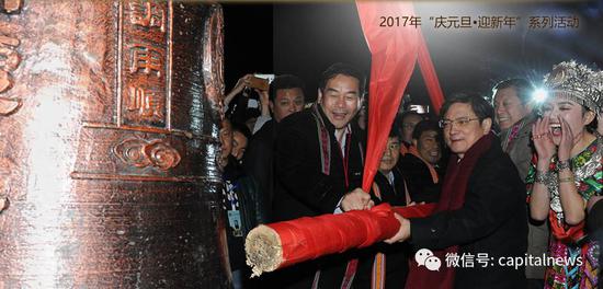 贵州大学2017年迎新年活动，校长郑强与师生们敲响新年钟声