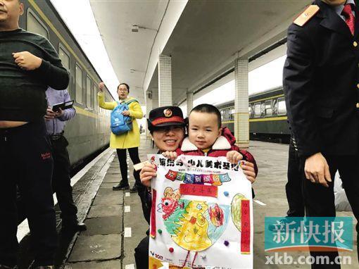 4岁半儿子拿着画作送给妈妈刘钟。