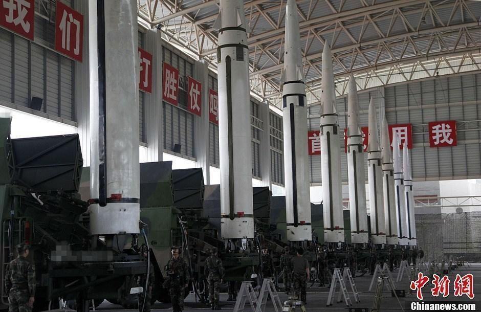 中国火箭军拜年霸气十足 竖起6枚东风15做背景