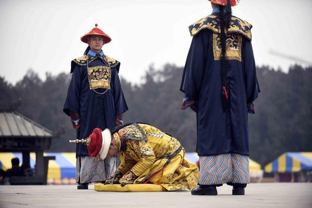 组图:穿龙袍祭大地 他半小时跪地10次叩头30个