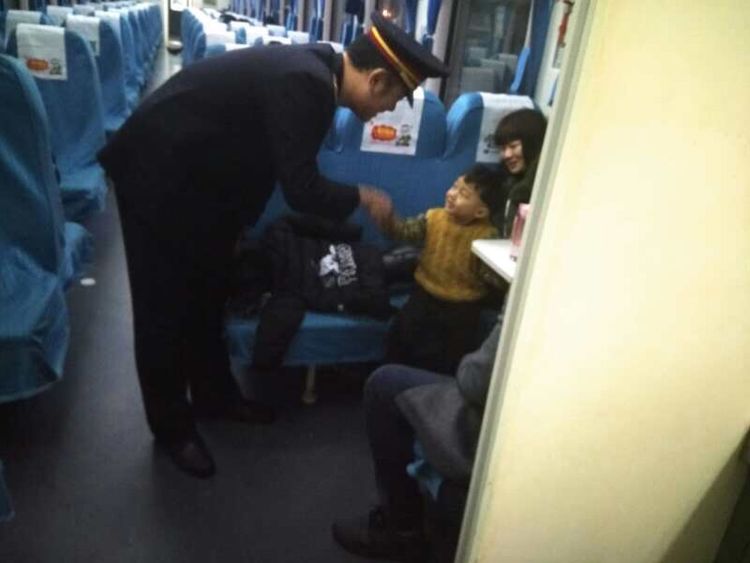 除夕夜，青岛列车长发给女儿一封感人家书！