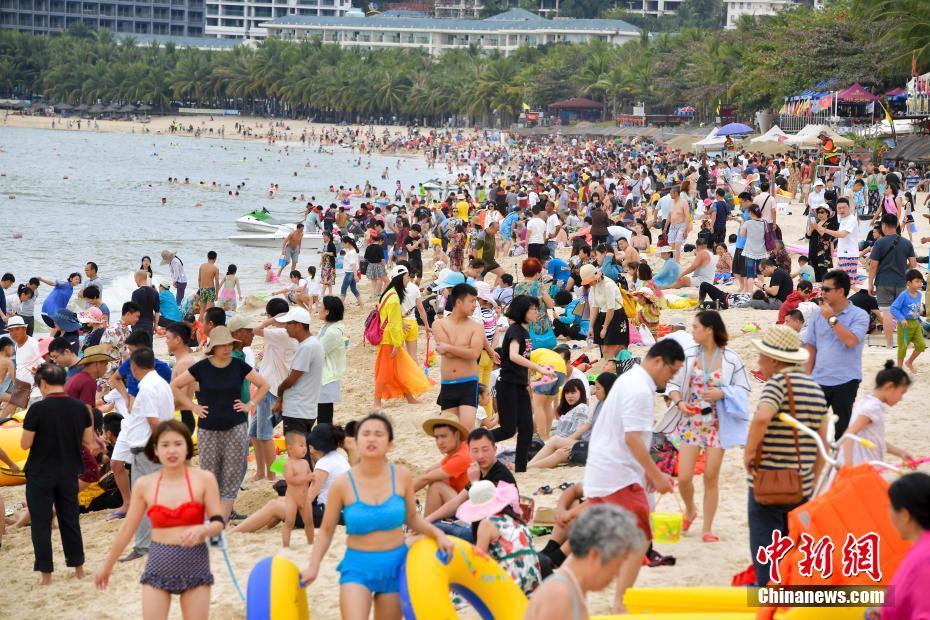     三亚大东海沙滩 数万游客“下饺子”