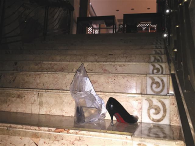 2016年12月28日,被查封的丽海名媛俱乐部台阶上遗留着一双高跟鞋.