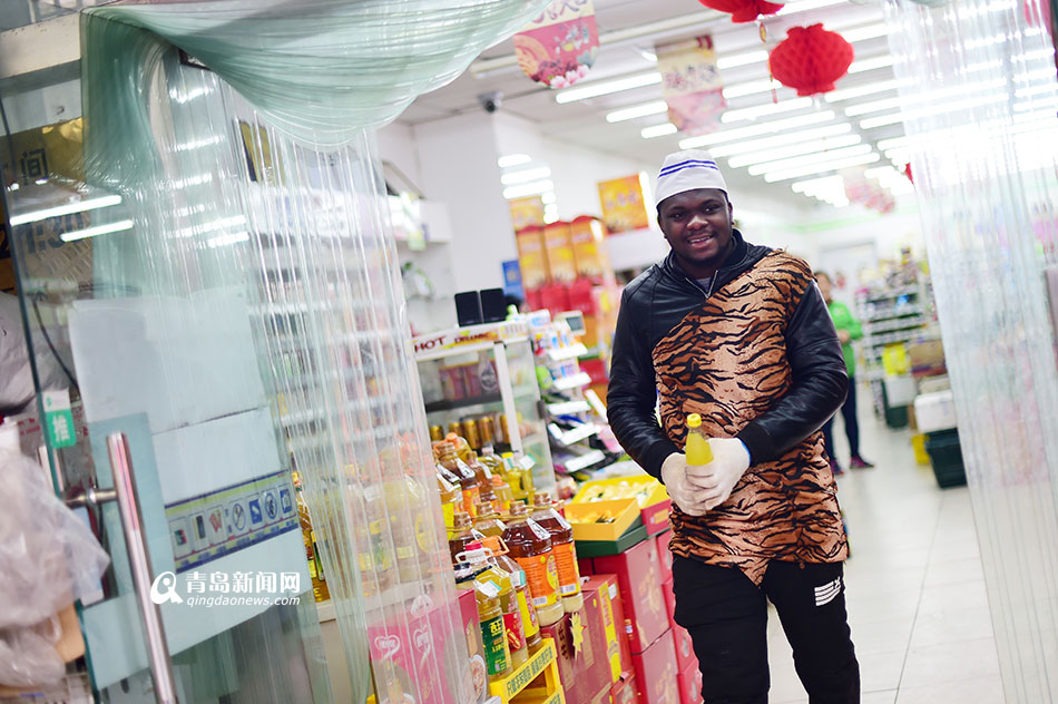【新青年】非洲留学生可明：我在糖球会卖烤肉