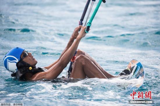 无官一身轻：奥巴马加勒比海度假学冲浪(图)
