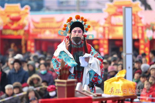 青岛糖球会上演非遗大戏 茂腔演员演技精湛受捧