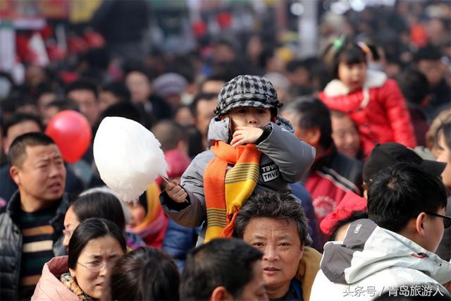 2017青岛糖球会上人潮汹涌,不少萌娃的爸爸们干脆直接把宝宝扛上肩头