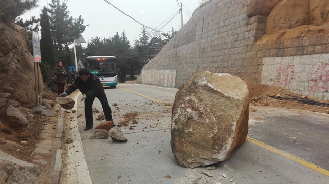 仰口景区3吨重巨石砸到马路上，旁边就是公交车站