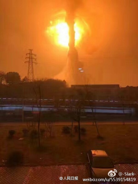 安徽铜陵一化工厂爆炸2人受伤 夜空如白昼(图)