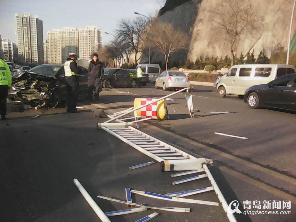 突发：福州路轿车失控撞上对向来车 无人伤亡