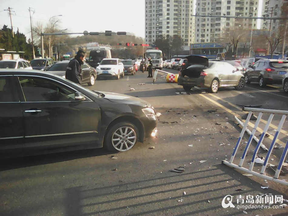 突发：福州路轿车失控撞上对向来车 无人伤亡