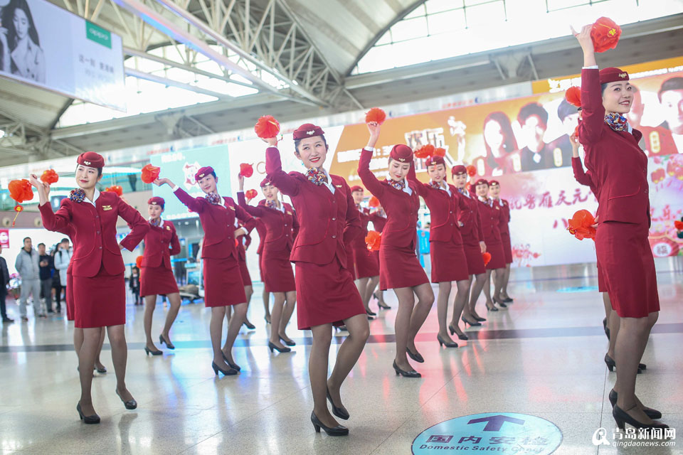 美女空姐机场上演劲歌热舞