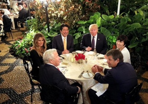 特朗普和安倍10日在白宫会谈后，同乘“空军一号”前往佛罗里达州的棕榈滩马阿拉哥庄园做客。图为他们在庄园内共进晚餐，左一为特朗普夫人，右一为安倍夫人。