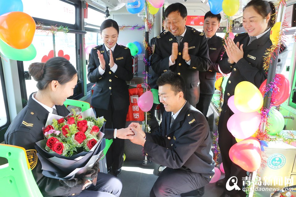 公交车上演求婚大作战 男司机要娶女驾驶员