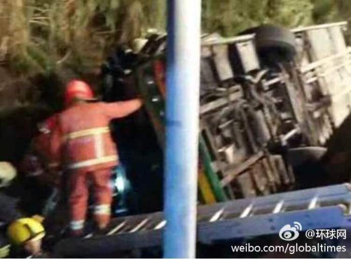 台湾一游览车翻车30人遇难 疑因车速过快(图)