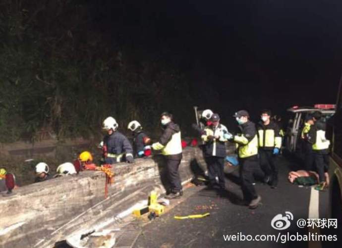 台湾一游览车翻车30人遇难 疑因车速过快(图)