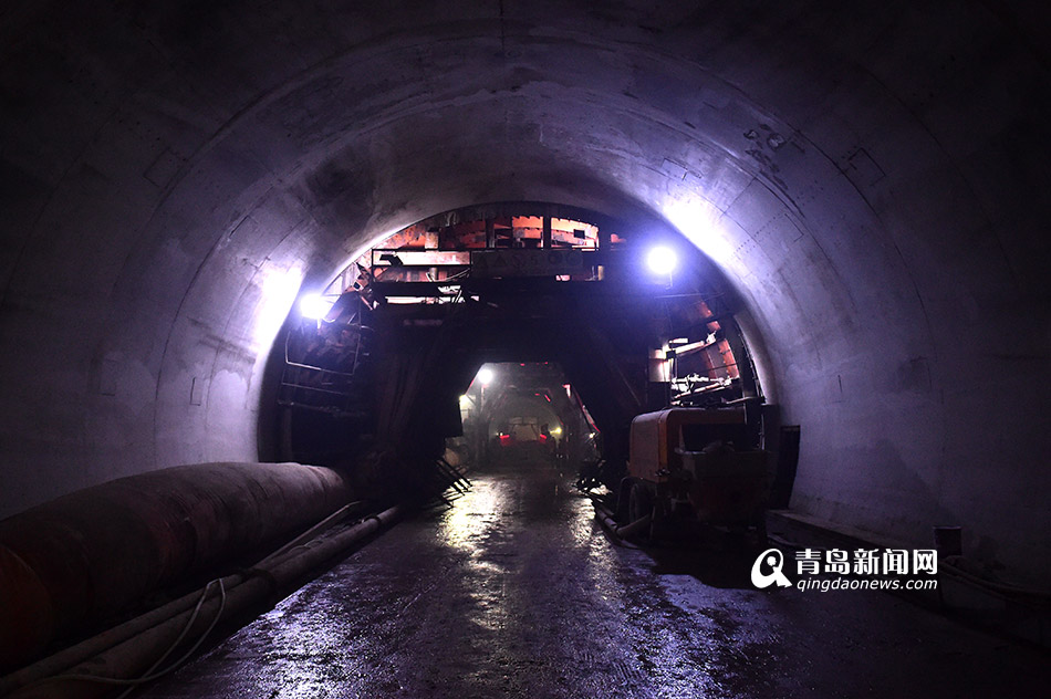地铁1号线海底隧道开挖过半 三臂怪兽海底打洞