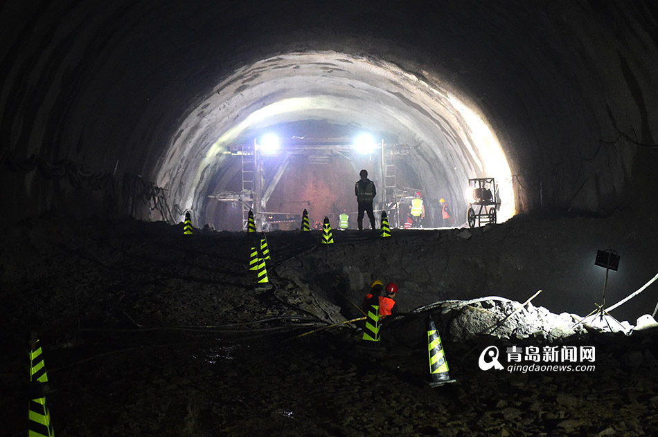地铁1号线海底隧道开挖过半 三臂怪兽海底打洞