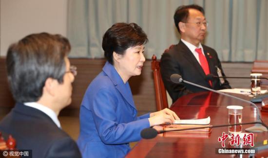 资料图：韩国国会通过总统弹劾案后，朴槿惠与韩国总理黄教安一起现身。图片来源：视觉中国