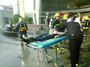 救援人员在抢救伤者。新华社发