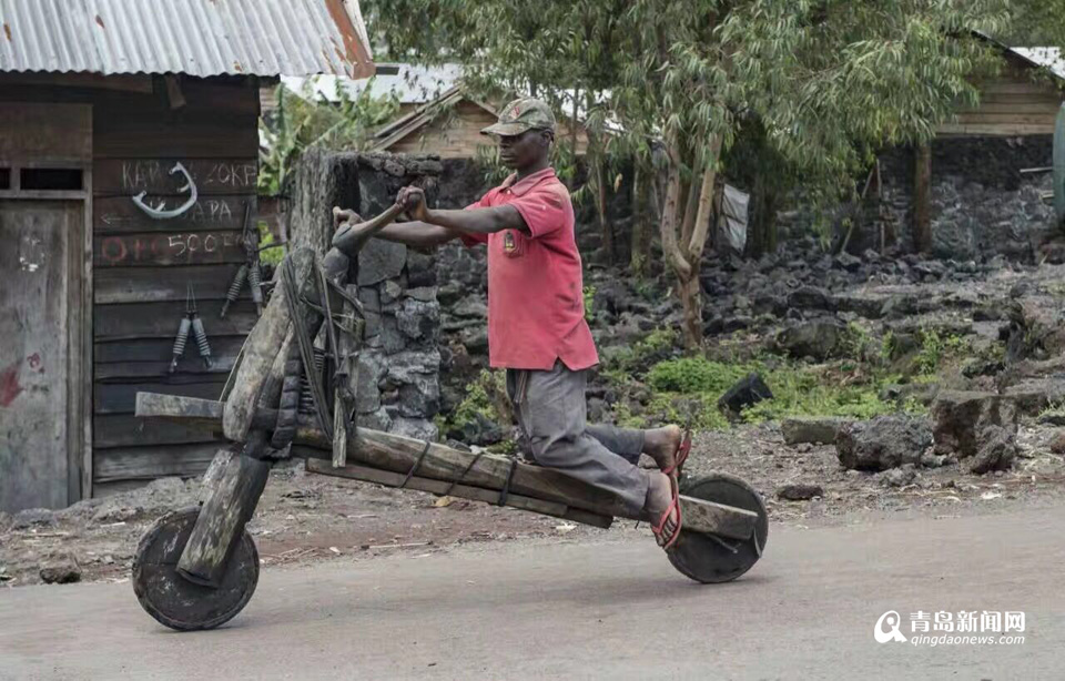 【看世界】去刚果看非洲风情 自行车用木头做