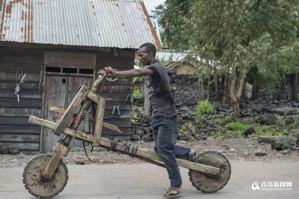 【看世界】去刚果看非洲风情 自行车用木头做