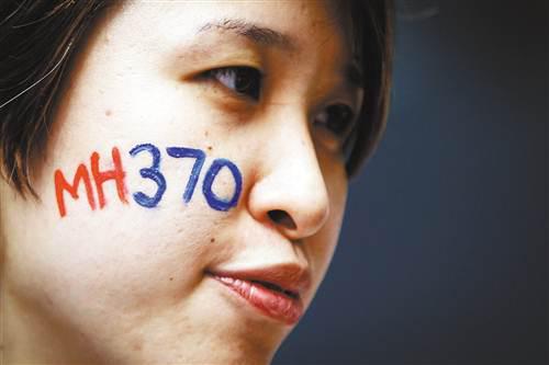 去年，一位女士在马来西亚吉隆坡参加马航370航班客机失踪两周年纪念活动。