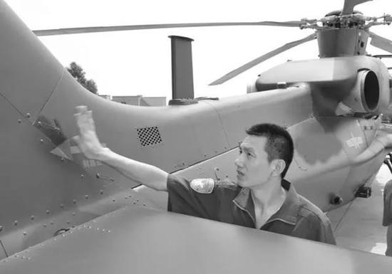 飞行员张浩能飞多种机型，这是2014年9月10日，他在飞行前检查心爱的战鹰。