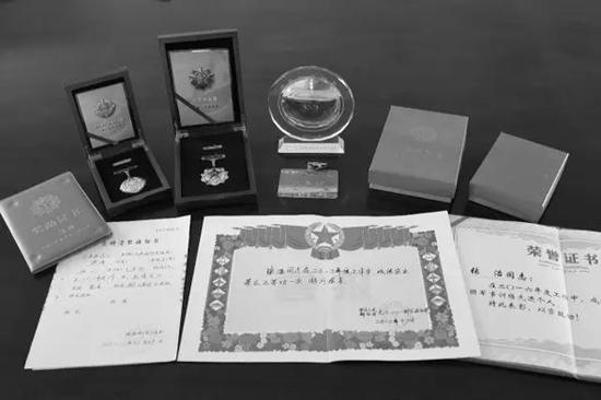 2017年1月22日，整理烈士遗物时，飞行员张浩的部分奖章证书被整齐地摆放在桌上。