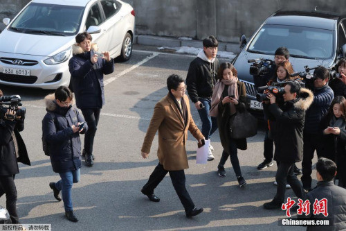 2月3日，一名调查人员（中）试图进入韩国首尔青瓦台总统府，遭拒绝后最终无功而返